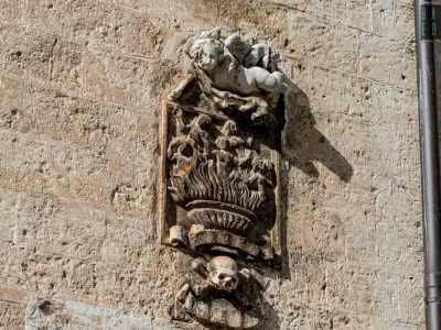 Sul lato sinistro si trova invece un bassorilievo con la raffigurazione delle anime del Purgatorio: sono poste in una coppa di fuoco e al di sopra di un cranio che reca il monito Quod sim vide (�Guarda ci� che sono�)